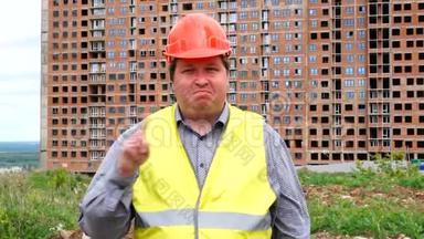 建筑工地上的男建筑工头、工人或建筑师不同意挥动手指。